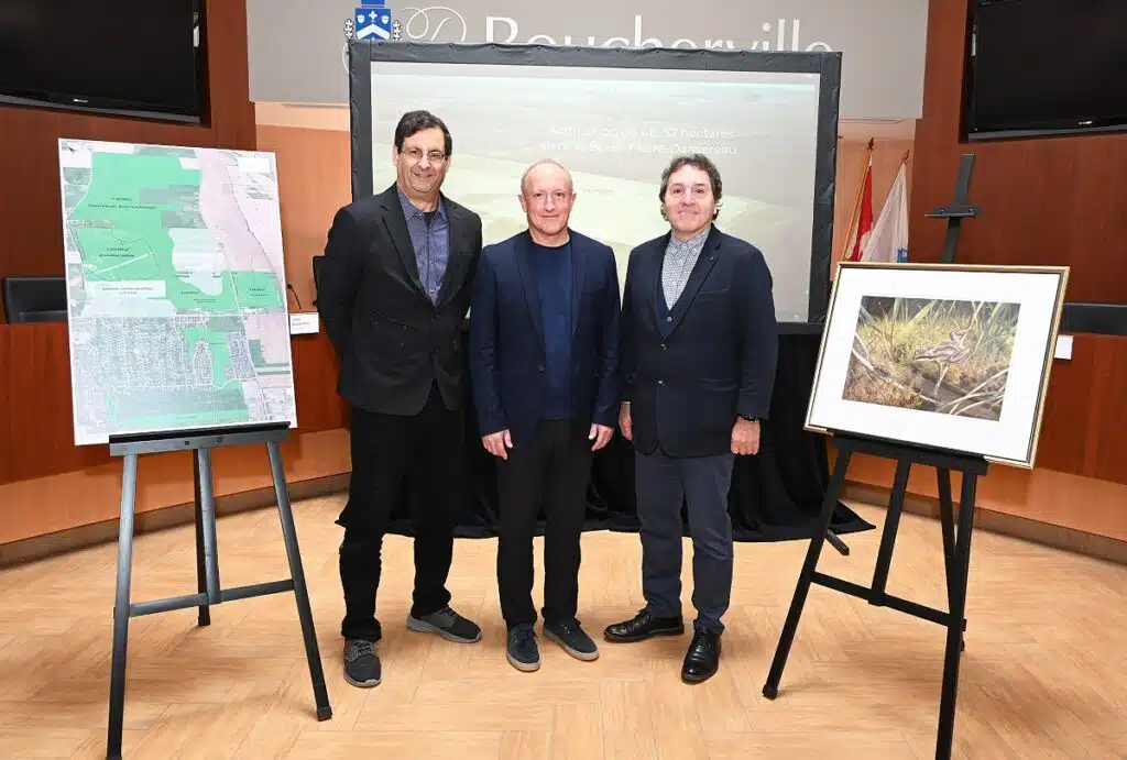 De gauche à droite : Jean Martel, maire de Boucherville, Pascal Bigras, directeur général de Nature-Action Québec ainsi que Massimo Iezzoni, directeur général de la Communauté métropolitaine de Montréal (CMM)