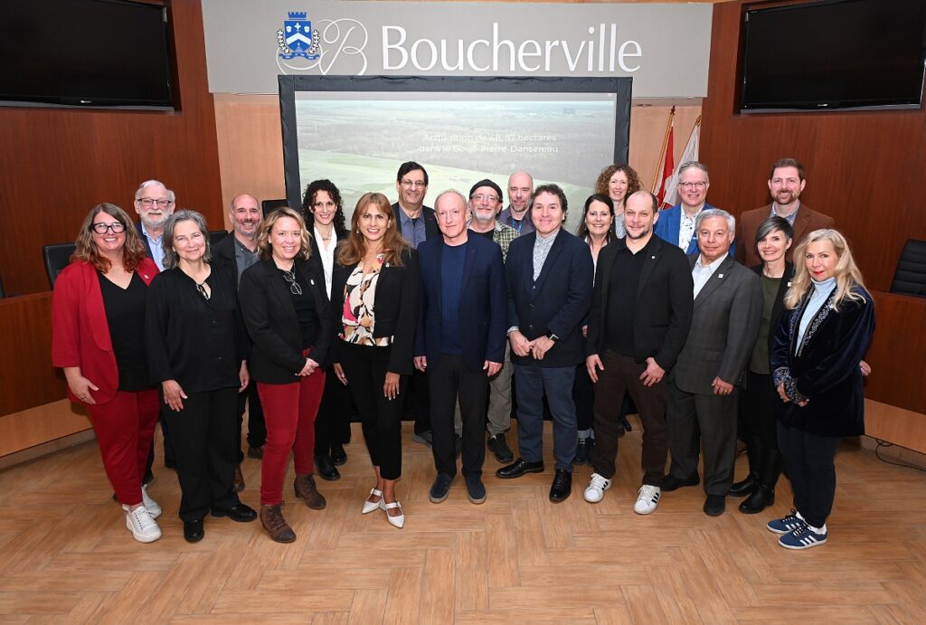 Jean Martel, maire de Boucherville, Pascal Bigras, directeur général de Nature-Action Québec, et Massimo Iezzoni, directeur général de la CMM, entourés des membres des équipes ayant participé à l’acquisition du terrain, dont certains employés de la fonction publique et de NAQ, en présence des élus municipaux, du directeur général et de plusieurs invités de marque.