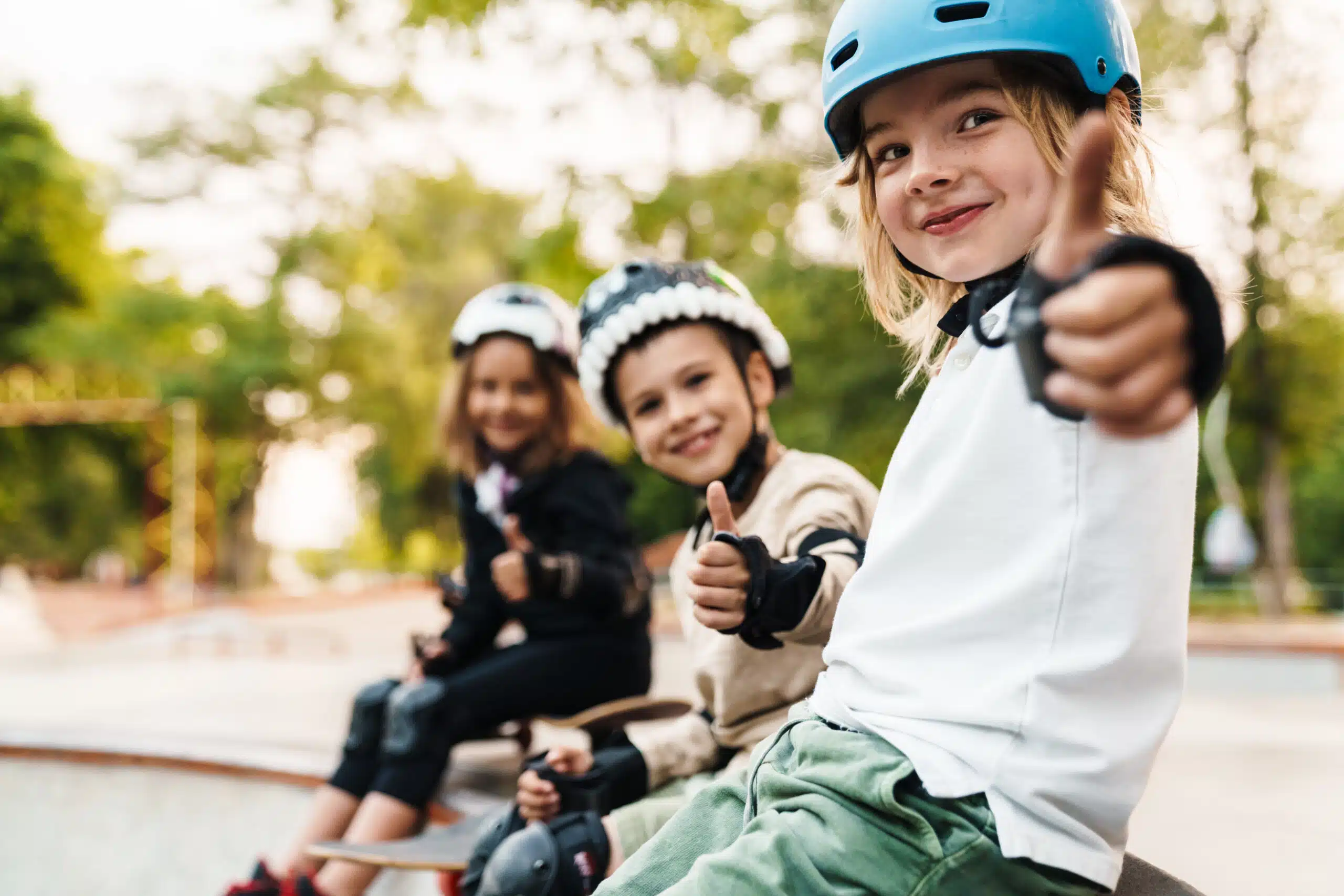 enfants avec des caques de planche à roulette