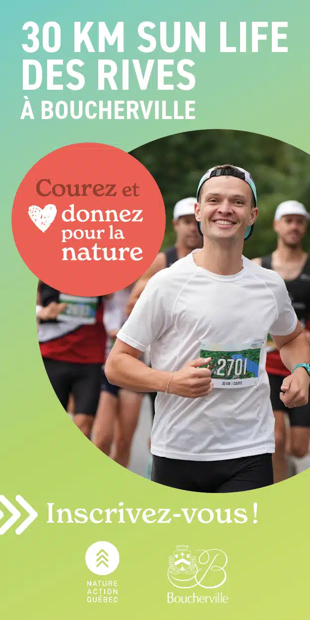 Un jeune adulte qui effectue une course à l'extérieur. On y voit d'autres personnes à l'arrière.