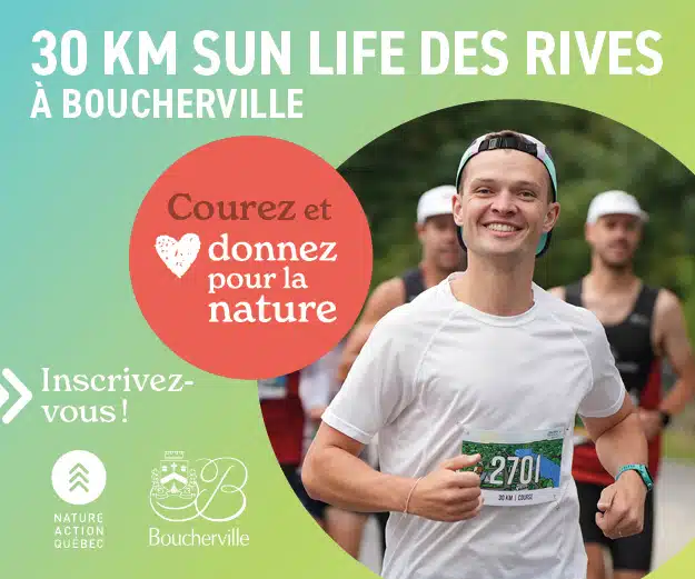 Un jeune adulte qui effectue une course à l'extérieur. On y voit d'autres personnes à l'arrière.