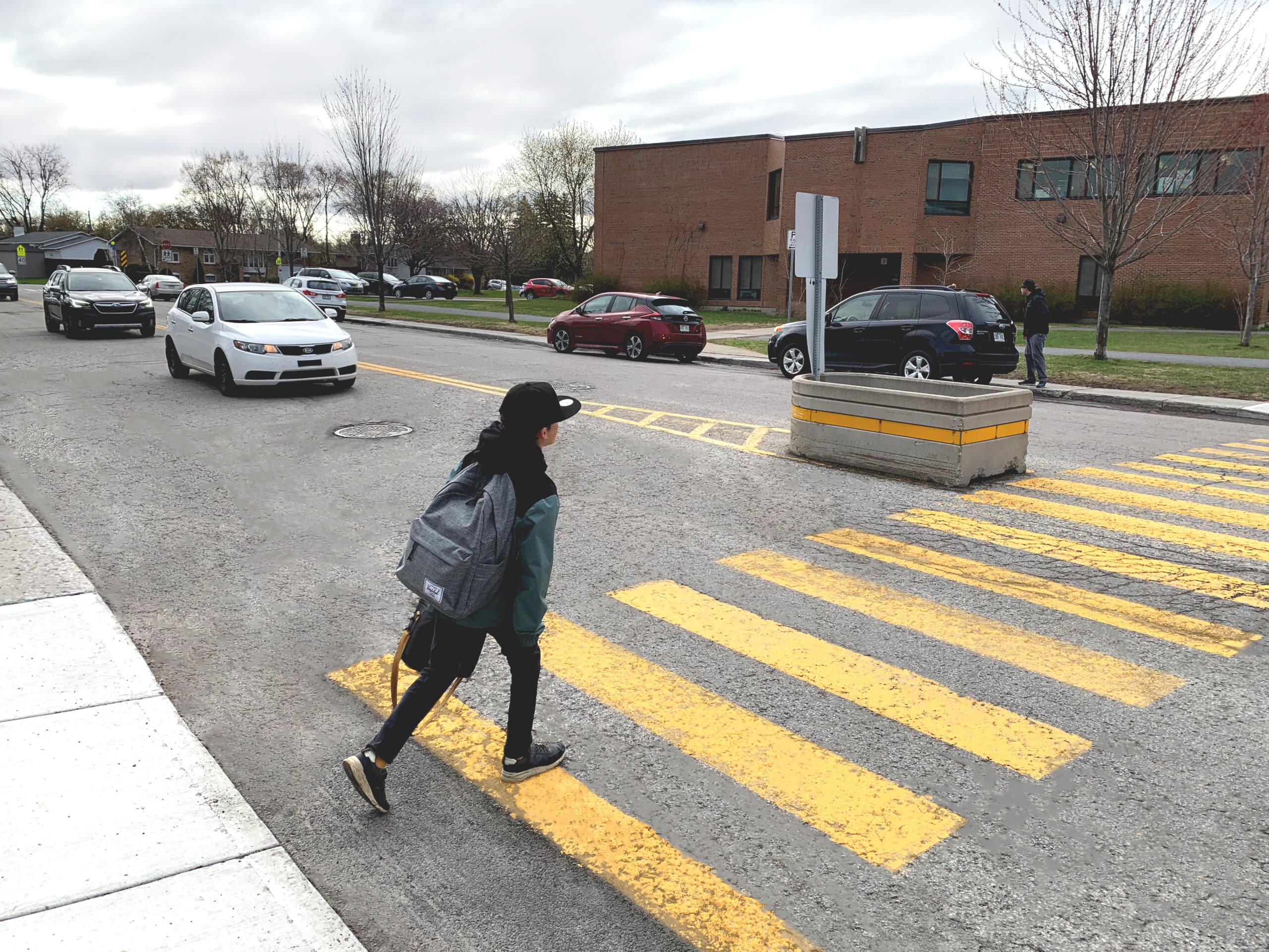 Consigne pour traverser devant une voiture arrêtée