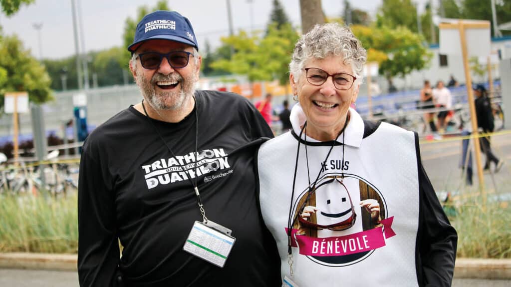Deux bénévoles souriants