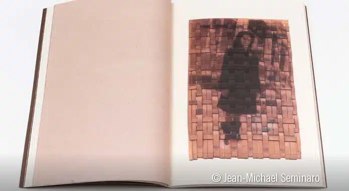 Livre avec de l'art à l'intérieur