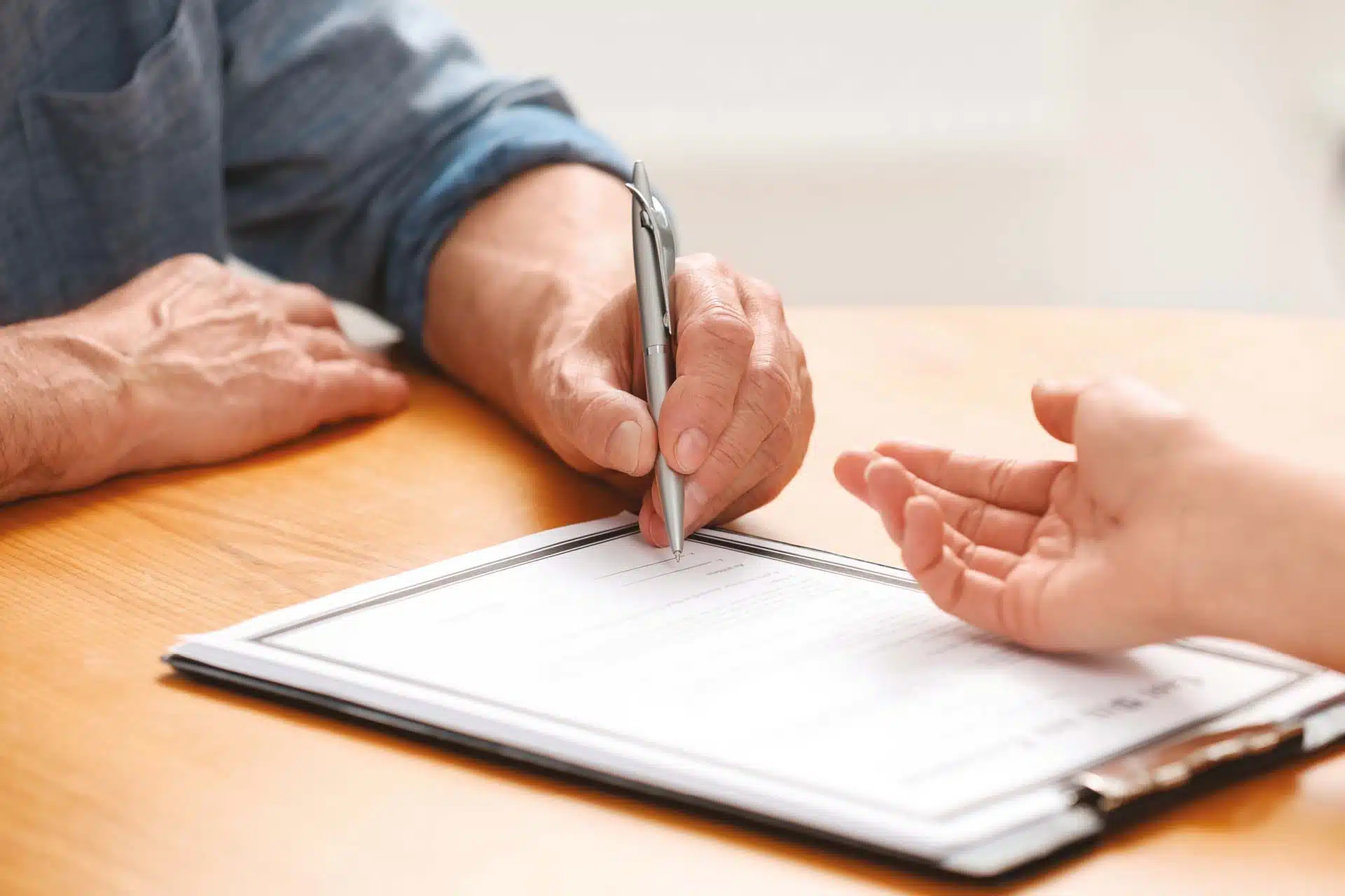 Personne qui signe un papier légal
