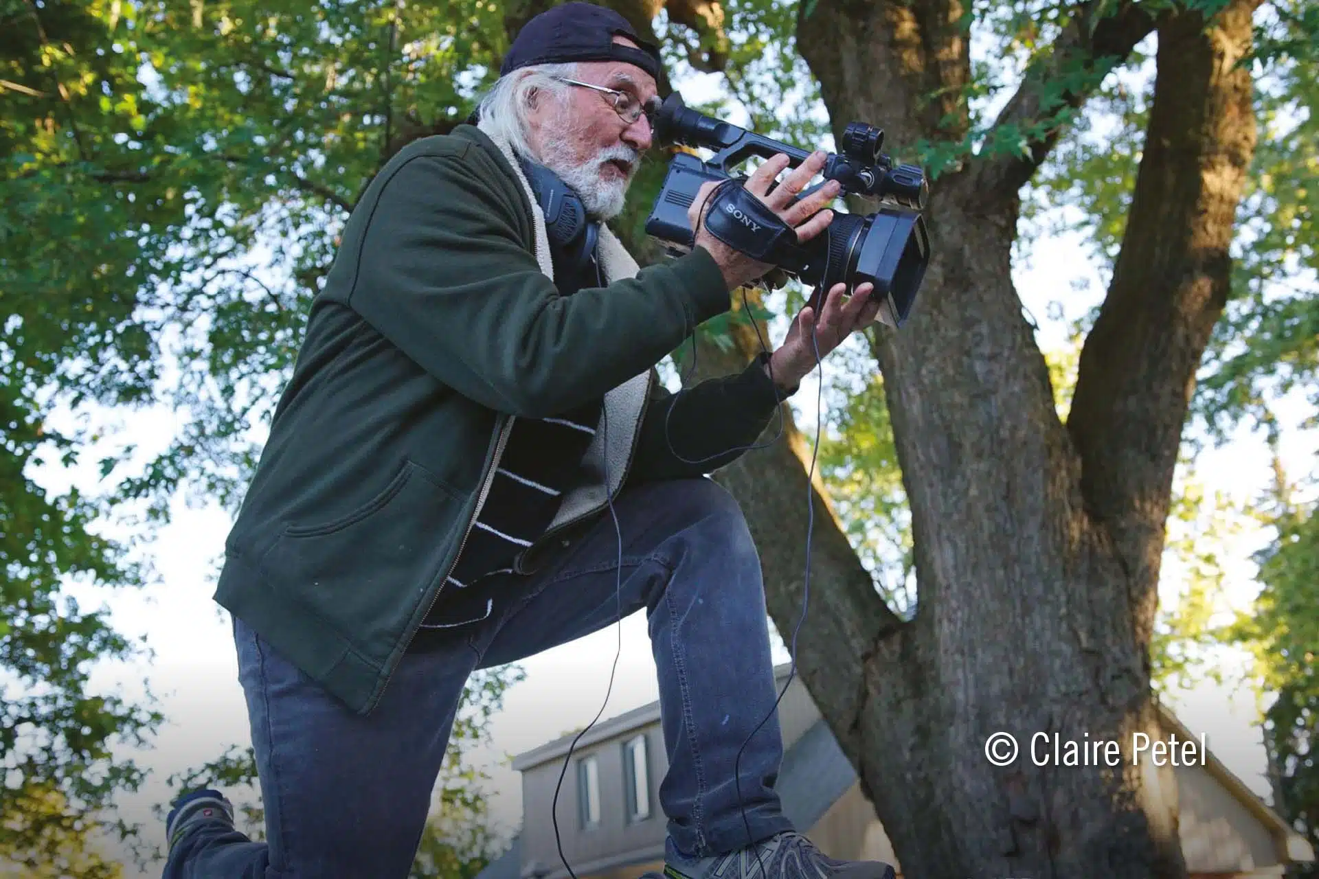 Homme qui filme avec une caméra