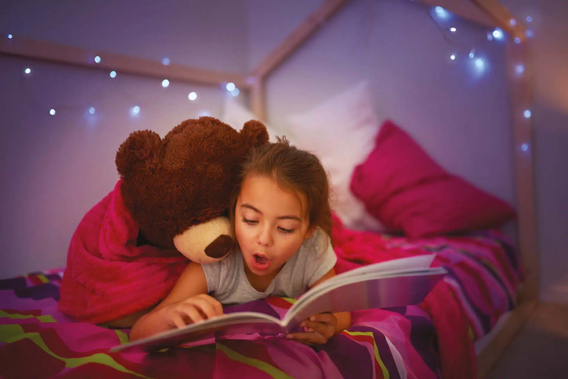 Fille qui lit un livre avec son gros toutou