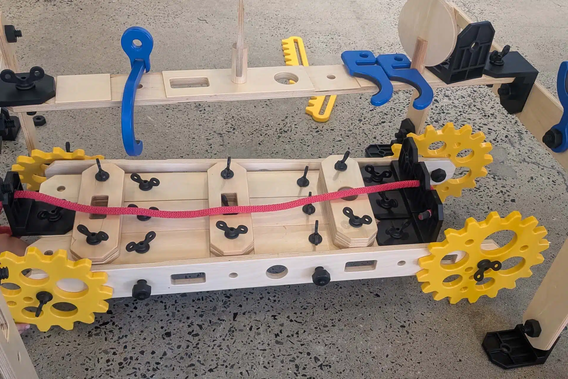 Image d'une construction d'auto en bois pour enfant