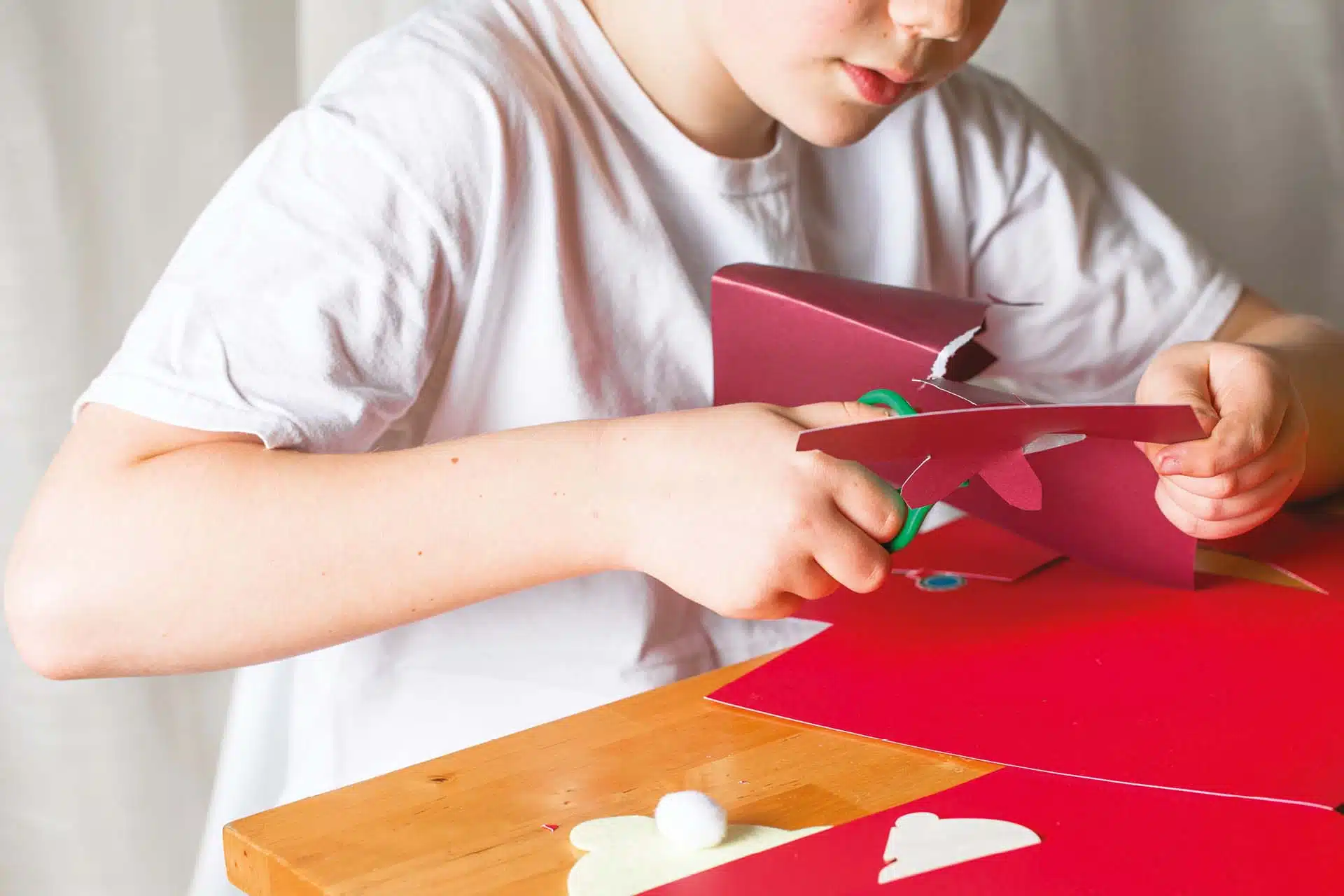 Enfant qui fait du bricolage
